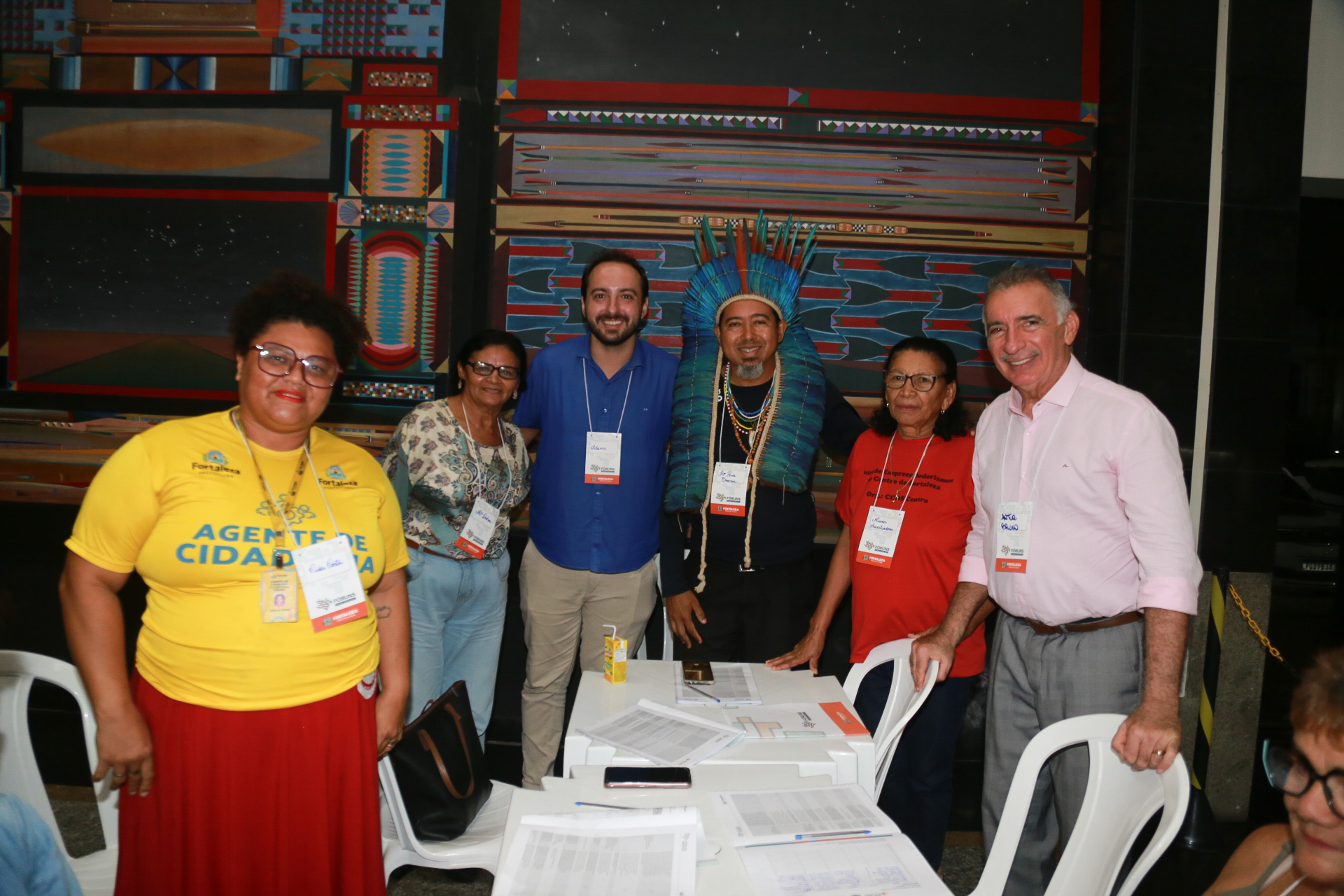 grupo de pessoas posa para a foto